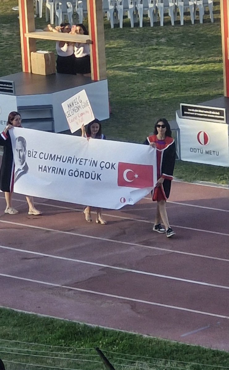 durbunhaber's tweet photo. ODTÜ mezuniyet töreninde, öğrencilerden ince gönderme:

"Biz Cumhuriyetin çok hayrını gördük."

❓Sizce bu gençler kime gönderme yapmış? https://t.co/j7NM9BZOYL