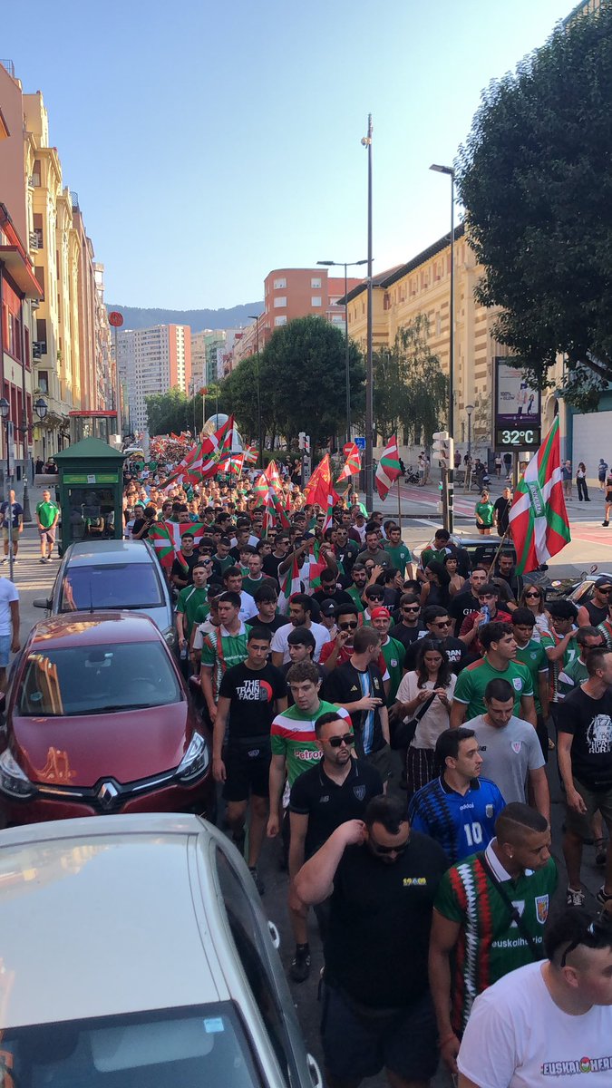 ernaigazte's tweet photo. Atzo Hego Euskal Herriko lau hiriburuetan eta hainbat herri eta auzotan Euskal Selekzioaren aldeko olatu berde bat altxatu genuen. Zorionak Euskal Herria!

GURE HERRIA 
GURE KOLOREAK
GURE SELEKZIOA

Gurea Euskal Selekzioa! 
Euskal Herria irabaztera! https://t.co/8t89ub1Jnp