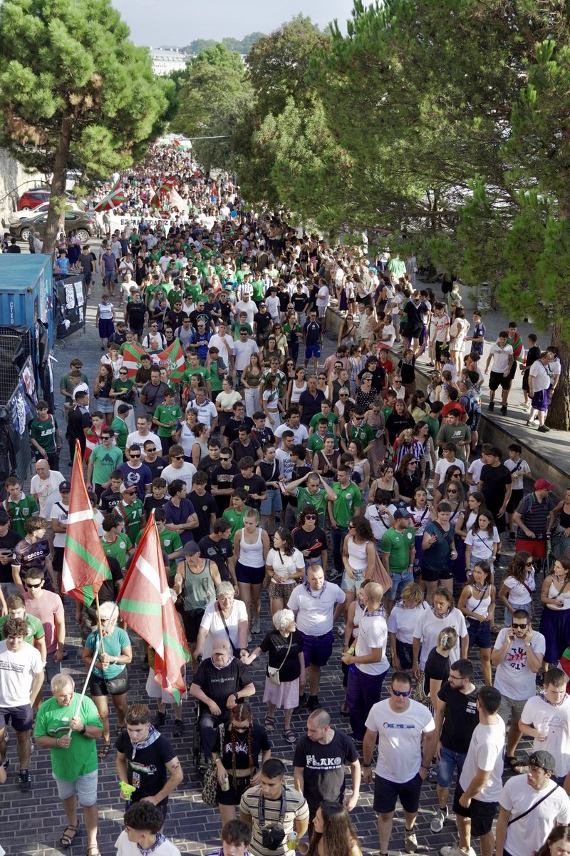 ernaigazte's tweet photo. Atzo Hego Euskal Herriko lau hiriburuetan eta hainbat herri eta auzotan Euskal Selekzioaren aldeko olatu berde bat altxatu genuen. Zorionak Euskal Herria!

GURE HERRIA 
GURE KOLOREAK
GURE SELEKZIOA

Gurea Euskal Selekzioa! 
Euskal Herria irabaztera! https://t.co/8t89ub1Jnp