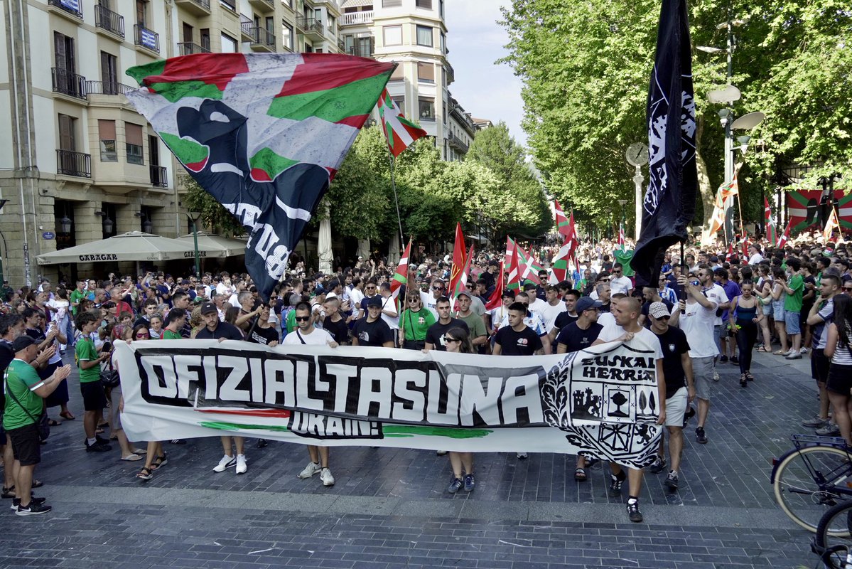 ernaigazte's tweet photo. Atzo Hego Euskal Herriko lau hiriburuetan eta hainbat herri eta auzotan Euskal Selekzioaren aldeko olatu berde bat altxatu genuen. Zorionak Euskal Herria!

GURE HERRIA 
GURE KOLOREAK
GURE SELEKZIOA

Gurea Euskal Selekzioa! 
Euskal Herria irabaztera! https://t.co/8t89ub1Jnp