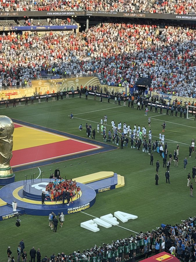 AlbertOrtegaES1's tweet photo. Argentina es uno de los campeones del mundo más indignos de los últimos años. 

No solo por su vergonzoso partido, donde ni siquiera disparó a puerta, sino por su actitud violenta y falta de deportividad.

¿Cómo vas a dar la espalda al campeón? https://t.co/IZDLoYj7sy