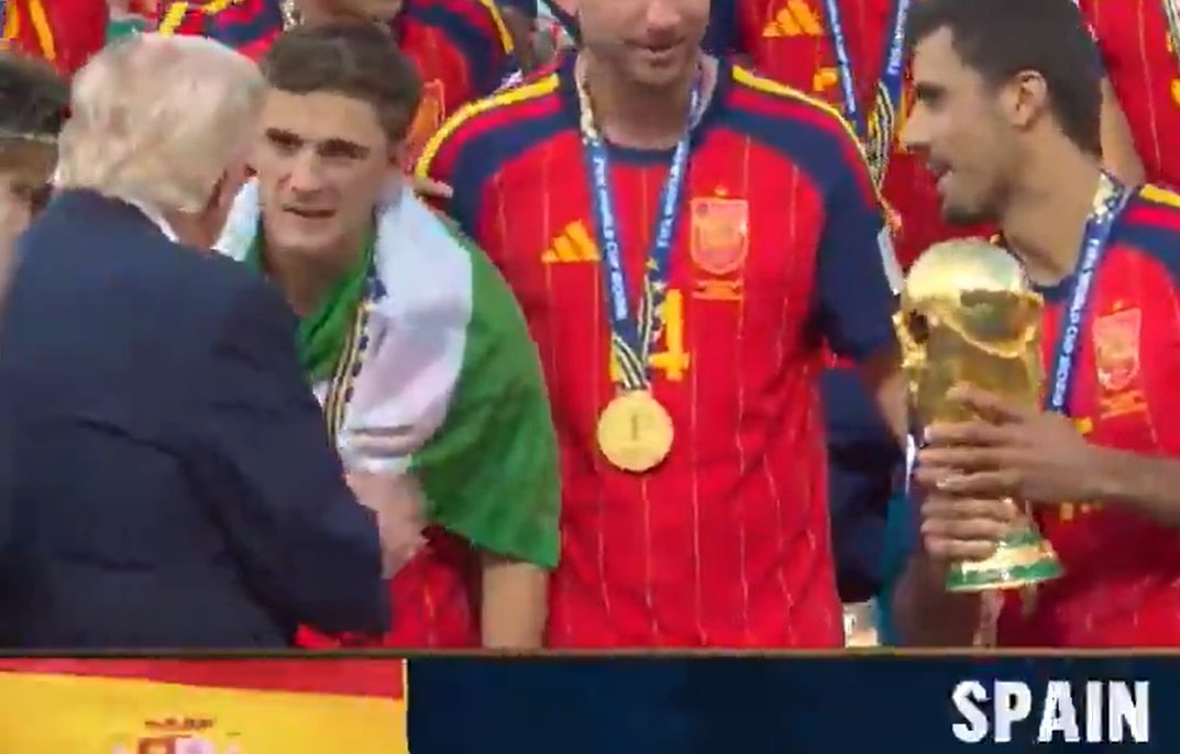 PTorrigiano's tweet photo. Cuando eres un lider andalucista, te pegas todo el partido esperando a que alguien saque la bandera de Palestina y te pierdes a los futbolistas con nuestra bandera andaluza.  La nuestra... https://t.co/SOwj0tXEkk