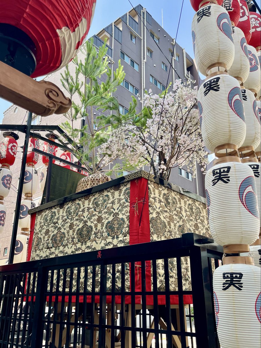 petite_3e's tweet photo. 祇園祭さんぽ🏮
黒主山
鷹山
大船鉾⚓️ちょうど曳き初めの試し曳き？が始まりすごい迫力！緊張感と楽しさが伝わってきて、私も仲間になりたい♪笑 https://t.co/sQ11nlbh96