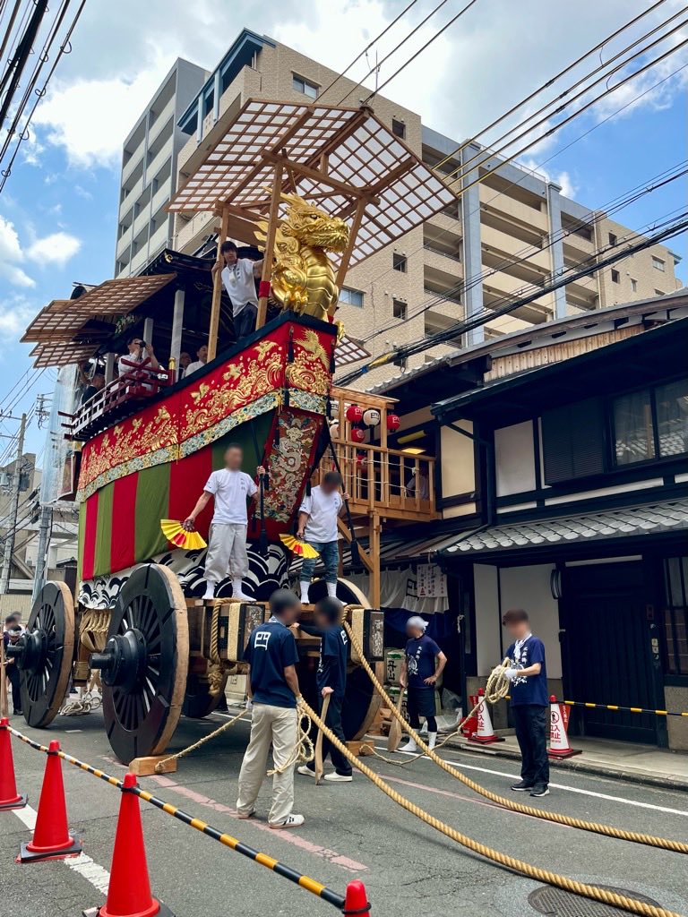 petite_3e's tweet photo. 祇園祭さんぽ🏮
黒主山
鷹山
大船鉾⚓️ちょうど曳き初めの試し曳き？が始まりすごい迫力！緊張感と楽しさが伝わってきて、私も仲間になりたい♪笑 https://t.co/sQ11nlbh96