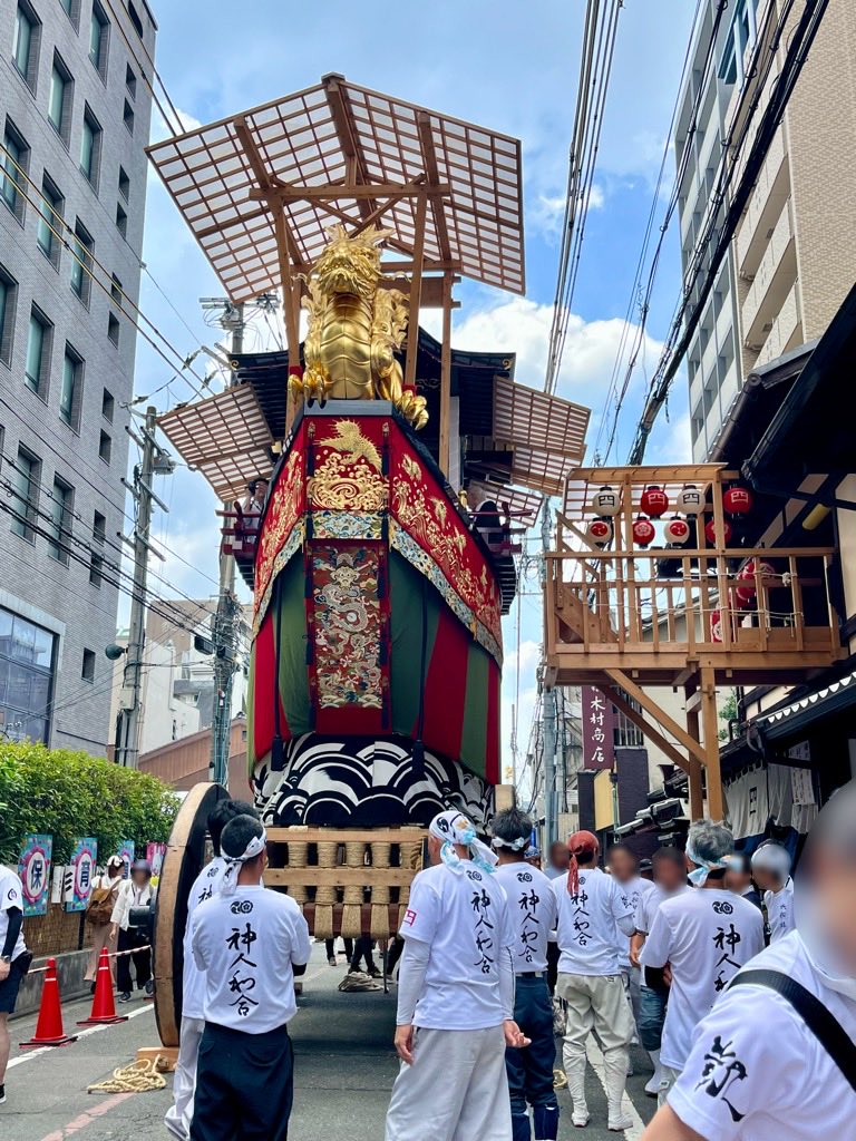 petite_3e's tweet photo. 祇園祭さんぽ🏮
黒主山
鷹山
大船鉾⚓️ちょうど曳き初めの試し曳き？が始まりすごい迫力！緊張感と楽しさが伝わってきて、私も仲間になりたい♪笑 https://t.co/sQ11nlbh96