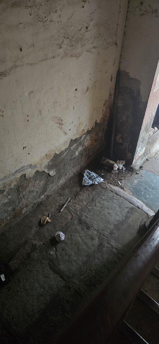 ameyk86's tweet photo. @Tukaram_IndIAS 
Hello sir please find attached photos of DOminos pizza Shivaji park Mahim 400016 outlet.
They dont keep clean. Please take action. https://t.co/oWCRAG5wzN
