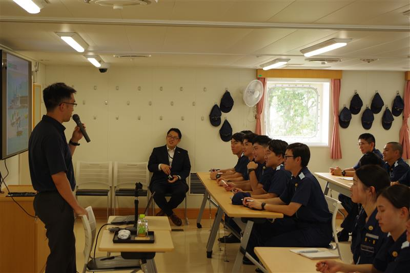 JCG_academy's tweet photo. 【練習船いつくしま遠洋航海77】
海上保安庁から#日本海難防止協会シンガポール連絡事務所 及び #ReCCAP に出向中の職員による業務講話を実施しました。世界で活躍する保安官に接し、実習生は国際的な視野を広げました。
#シンガポール #海上保安庁 https://t.co/5Ux9mPPf06