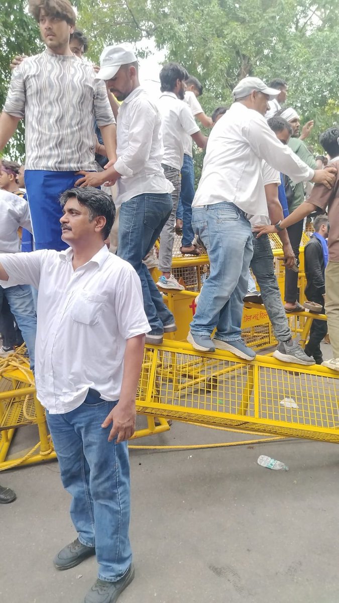 kishtwartimes1's tweet photo. Protesters push toward Parliament after breaching barricades, as heavy security forces move in to contain the situation.
#Parliament
#Protest
#CJP
#Sonamwangchuk
#Security
#Barricades
#Demonstration
#ProtestMarch
#PublicOrder
#CrowdControl
#Politics
#IndiaNews https://t.co/vNFNx7UbRy