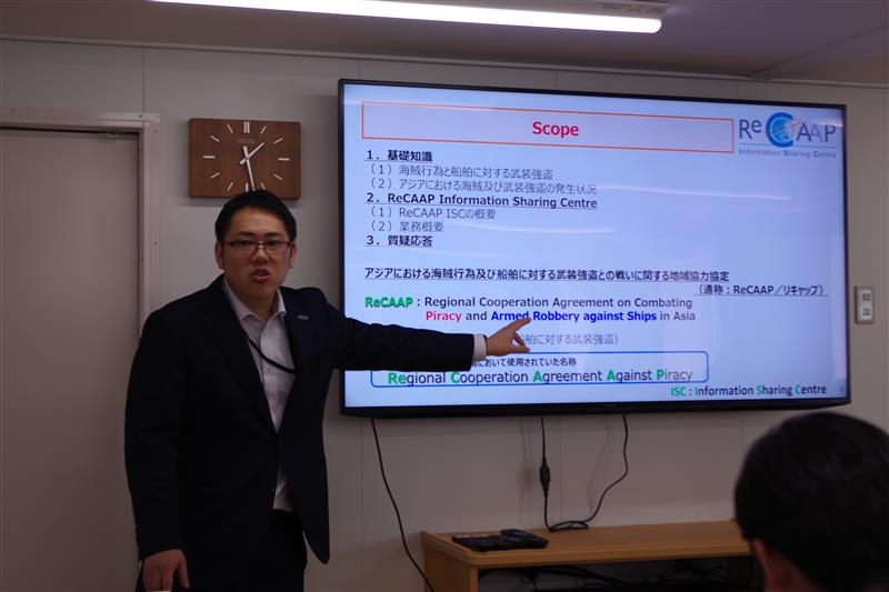 JCG_academy's tweet photo. 【練習船いつくしま遠洋航海77】
海上保安庁から#日本海難防止協会シンガポール連絡事務所 及び #ReCCAP に出向中の職員による業務講話を実施しました。世界で活躍する保安官に接し、実習生は国際的な視野を広げました。
#シンガポール #海上保安庁 https://t.co/5Ux9mPPf06