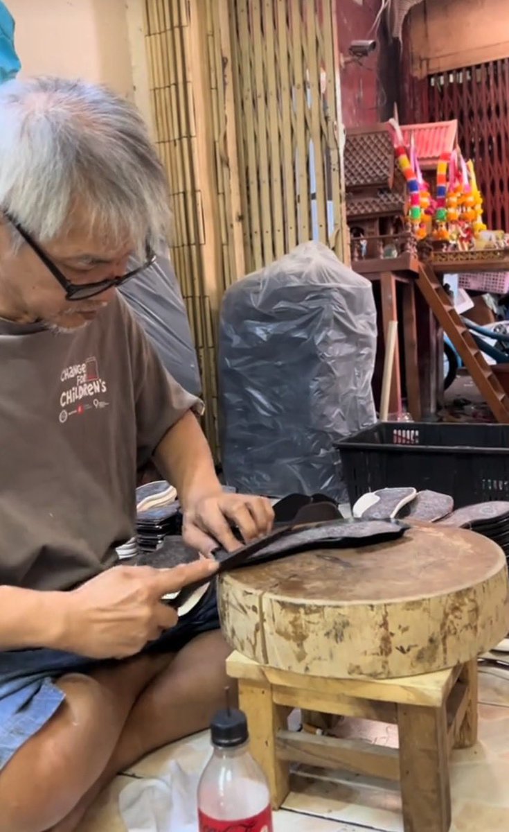 tamjaichunbkk's tweet photo. ค้นพบร้องเท้าช่างไทยร้าน gem.material สวยมาก รองเท้านุ่มใส่สบาย เหลือบแสงเหมือนเปลือกหอย ดูแพง แต่ขายคู่ละ 300 กว่าบาทเอง มาสนับสนุนแบรนด์ไทยกันเยอะๆ น้า https://t.co/ebqivi2Qt7