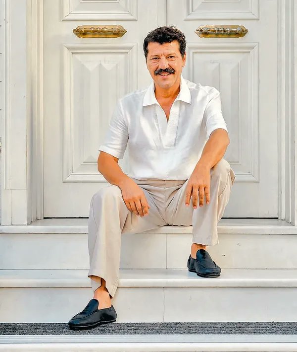 gazetory's tweet photo. İlker Aksum'un kızıyla ilgili açıklamaları:

🔶 Kızımın 30'uncu yaşını görebilmek için kendime iyi bakıyorum.

🔶 Ona olan sevgim ve sorumluluğum beni hayata daha sıkı bağlıyor.

🔶 Sağlıklı yaşamak artık benim için bir tercih değil, bir zorunluluk haline geldi.

🔶 Onun her yaş dönümünde yanında olmak, benim en büyük hayalim.

🔶 Zaman çok hızlı akıp gidiyor, bu yüzden her anımızı dolu dolu yaşamaya çalışıyoruz.