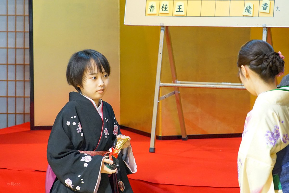 komadoc's tweet photo. 第20回記念 白瀧あゆみ杯争奪 新人登竜門戦

加藤結李愛女流二段は惜しくも準優勝となりました。
表彰式でのお写真です。
#白瀧あゆみ杯 https://t.co/RfVxTc02sR
