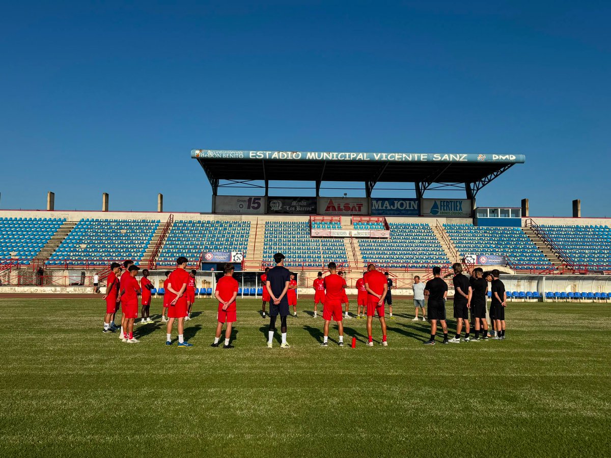 CDDonBenito_'s tweet photo. 🔛 Comenzamos los entrenamientos de la temporada 2026/27.

¡VAMOS DEPOR! ❤️🤍

#CorazónDeSegunda https://t.co/MNurIOrwWr