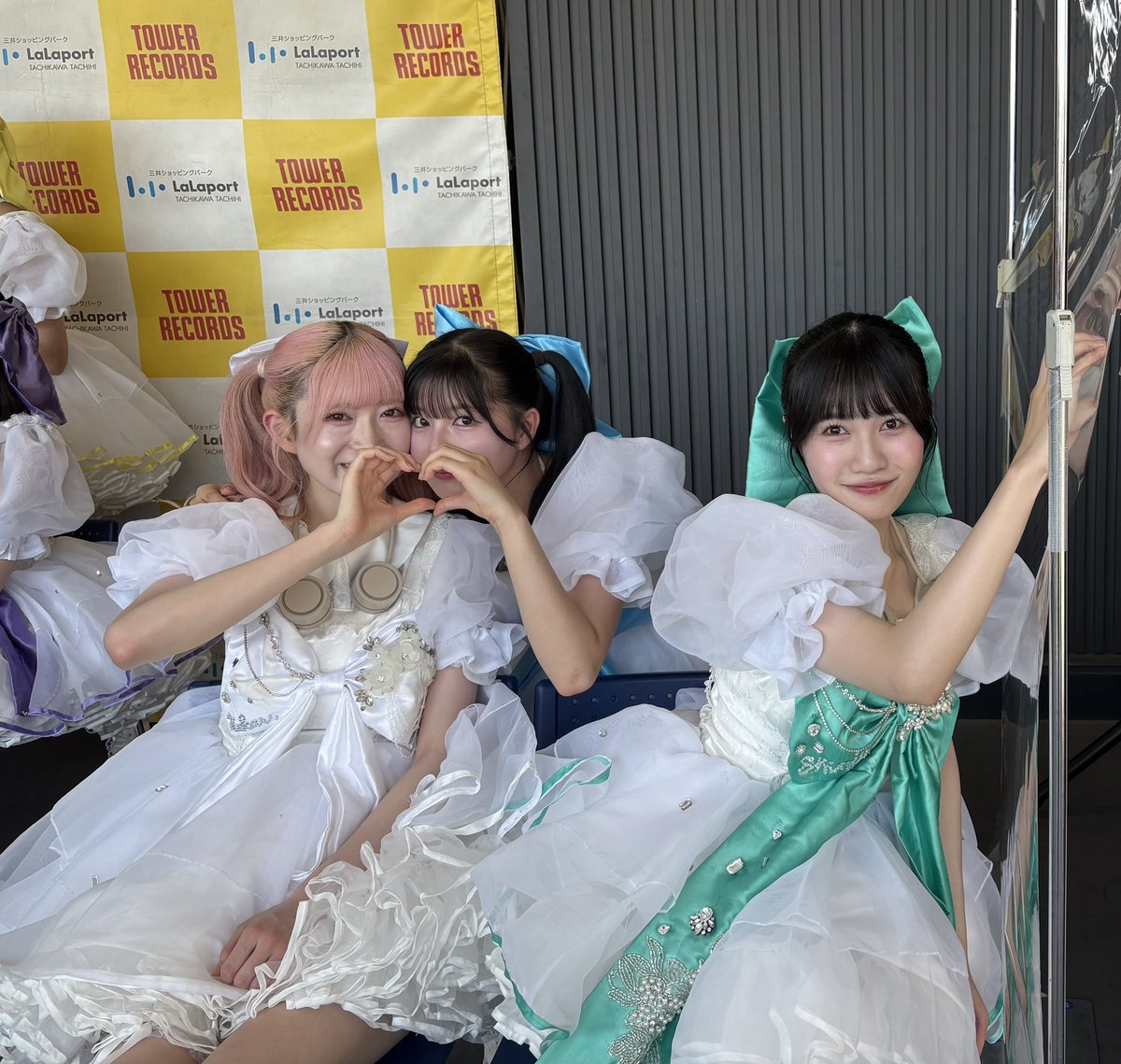 chiroru03030403's tweet photo. いぎなりベスト　リリースイベント
ららぽーと立川立飛　

今日も世界一かわいかった
もう1枚は美海ちゃんが変顔してくれてお気に入りだけど、載せるのはいささか迷う…

#いぎなり東北産
#吉瀬真珠
#律月ひかる
#藤谷美海 https://t.co/PW2B4uDQ7s
