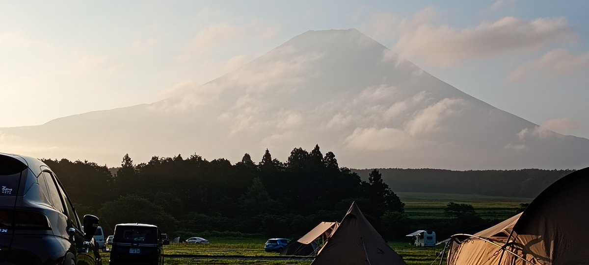 cobadeux's tweet photo. 7月19日から1泊で今年2回目の
ふもとっぱら！
今回から愛車はフロンクス！
ACCのおかげで高速の運転がメッチャ楽です。
1日目は雲で全く富士山見えず。
翌朝少しだけど全景見えましたが
またすぐ雲に覆われてしまったとさ。 https://t.co/znBoImrRi8