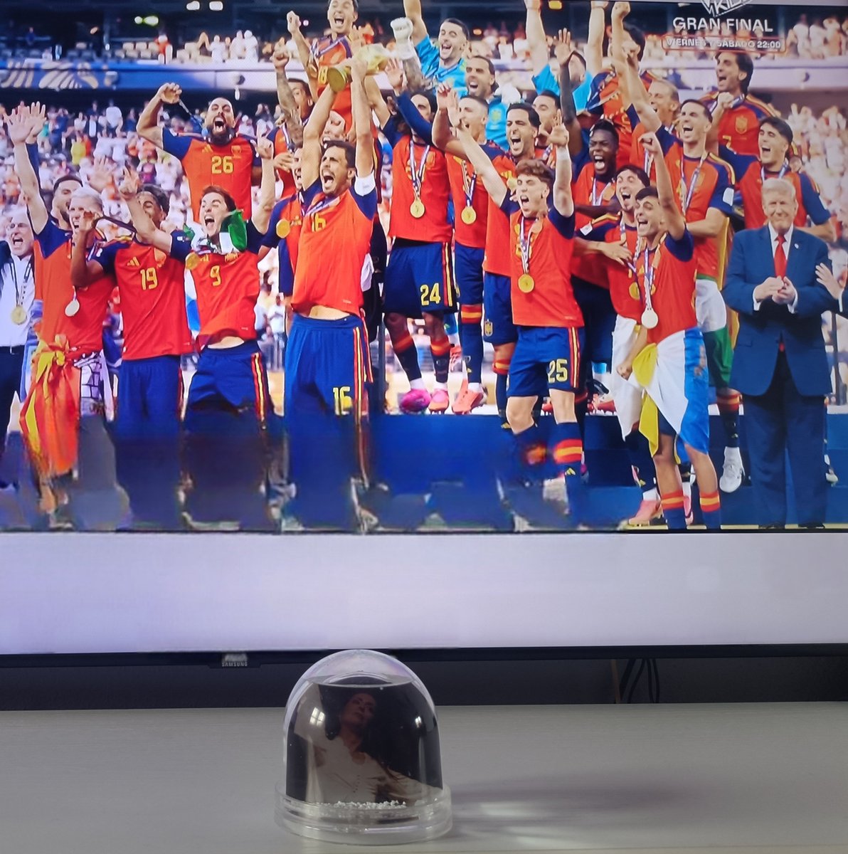 plarcata's tweet photo. Españoles celebrando el #mundialdefútbol2026
en New York con la canción del verano @vitoquiles @daniesdsk https://t.co/N7tEYtPzTA