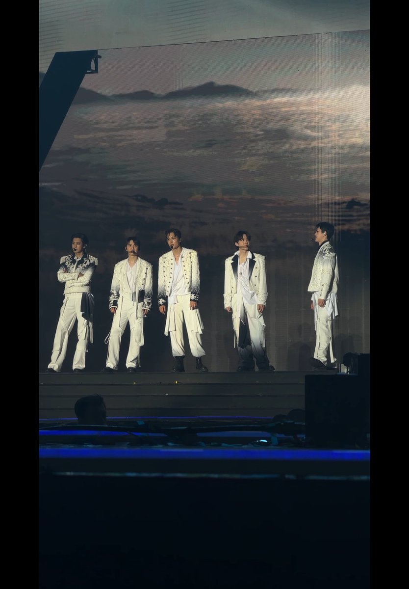 sweetynini_'s tweet photo. i want it:                                                i got it:

Semoga exo planet 7 dan seterusnya nanti bisa jadi salah satu orang yang beruntung lagi. Aamiin🤲🏻 https://t.co/ZitbgNAF5J