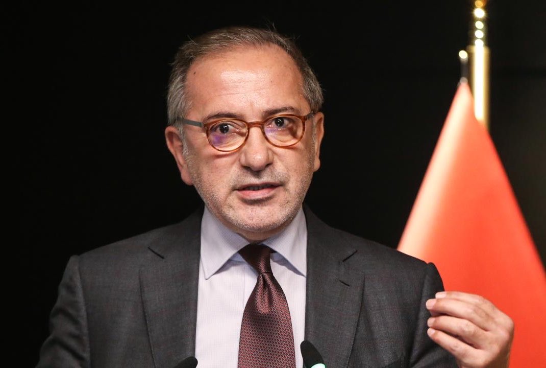 HaberReport's tweet photo. Fatih Altaylı:

"TRT yönetimi benden duymuş olmasın ama maçın devre arasında bayağı bir hakaret hatta küfür yediler. 

Futbolun, Dünya Kupalarının ve hatta tüm büyük spor olaylarının açılış ve kapanış törenleri izleyici tarafından merak edilir, ilgiyle seyredilir.

Bu Dünya Kupası’nda da şov dünyası ile ünlü ABD’nin finalin devre arasında yapacağı organizasyon çok merak ediliyordu hatta bu şov için devre arasının yarım saate çıkarılacağı konuşuluyordu.

Yarım saat olmadı ama 15 dakikayı biraz aşan devre arasında gerçekten ilginç bir şov olmuş, dünyaca ünlü starlar sahne almış.

Mış diyorum çünkü biz izleyemedik. 
TRT bu arada 15 Temmuz ile ilgili hazırladıkları bir dizinin tanıtımını yaptı ve anlamsız yorumlar yapan birkaç yorumcuyu ekrana çıkarmayı tercih etti.

Nedenini bilmiyoruz. 

Şovda müstehcenlik olması mümkün değildi çünkü bu konuda ABD televizyonları bizden daha tutucu. Öyle aşırı bir müstehcenlik olamazdı. 

Niye böyle yaptılar, bilmiyoruz.
Ama TRT yöneticilerinin epey bir hatırlarının sorulduğunu biliyoruz."