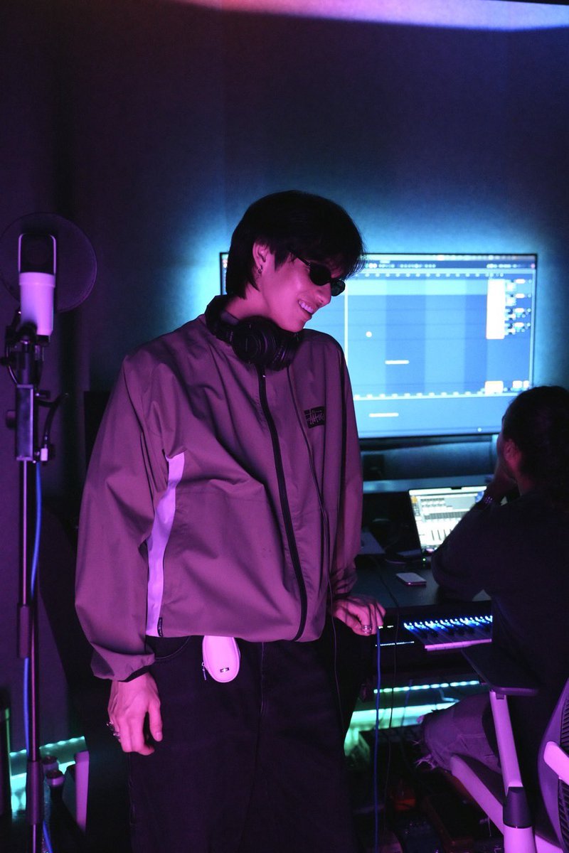 Kazzmagazine's tweet photo. ลุคนี้สุดเท่!! "ไบร์ท วชิรวิชญ์" เข้าสตูทำเพลงเตรียมปล่อยอัลบั้มเต็มปีหน้า เสิร์ฟลุคศิลปินสุดคูล พร้อมแว่นพับได้ดีไซน์ล้ำจาก Gentle Monster ในมู้ด Lost in Space 🕶️✨

#bright 
#BrightVachirawit
#GENTLEMONSTER 
#KAZZMAGAZINE https://t.co/0vXsb7IEGX