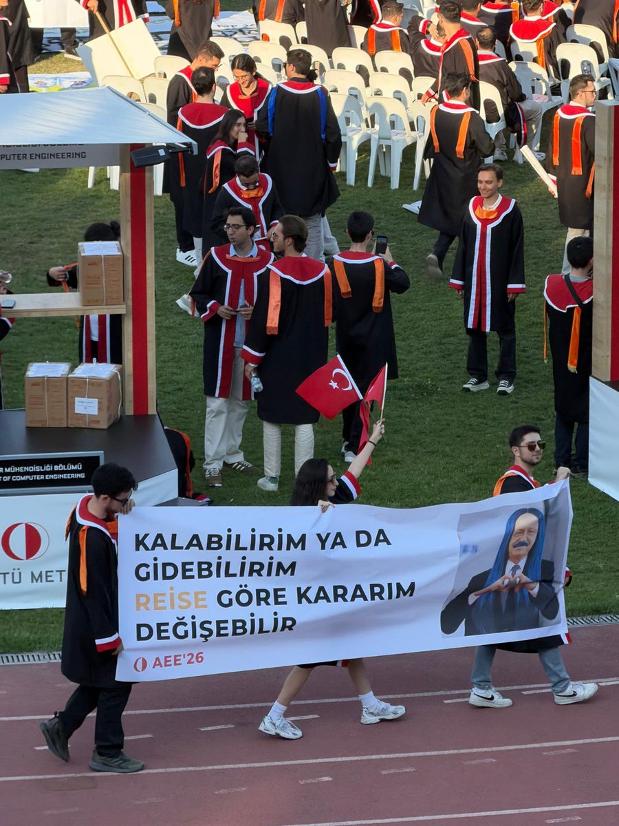 Bade58672245's tweet photo. Dün ÖDTÜ manifest pankartları https://t.co/DdApBT1vQV