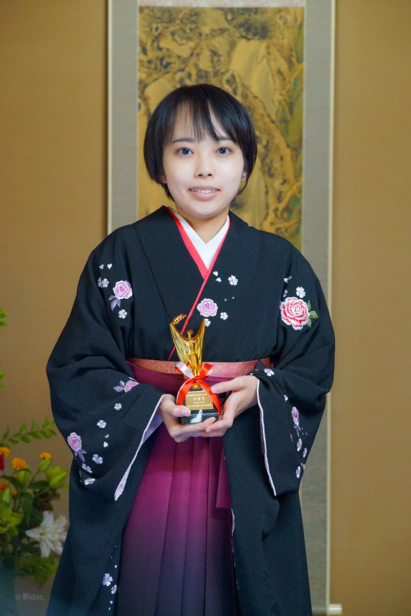 komadoc's tweet photo. 第20回記念 白瀧あゆみ杯争奪 新人登竜門戦

感想戦終了後、加藤結李愛女流二段をソロショットで撮影させていただきました。
#白瀧あゆみ杯 https://t.co/3CMXpctGib