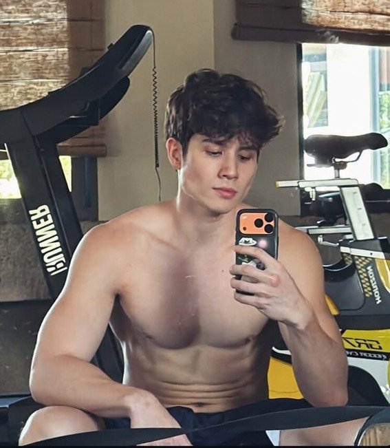 PCaster_'s tweet photo. Ang puti ni Zach sobra. https://t.co/8NLVFD7vMP