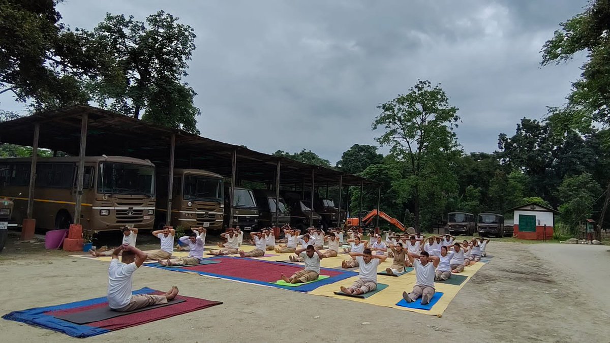 ITBP_official's tweet photo. 62वीं वाहिनी #ITBP, तेजू (अरुणाचल प्रदेश) में योगाभ्यास का आयोजन किया गया। इस अवसर पर हिमवीरों ने उत्साहपूर्वक योगाभ्यास कर "करें योग, रहें निरोग" का संदेश देते हुए स्वस्थ भारत, समर्थ भारत के संकल्प को सुदृढ़ किया। 🇮🇳
#Yoga 
#Himveers https://t.co/zPejVKl3p1