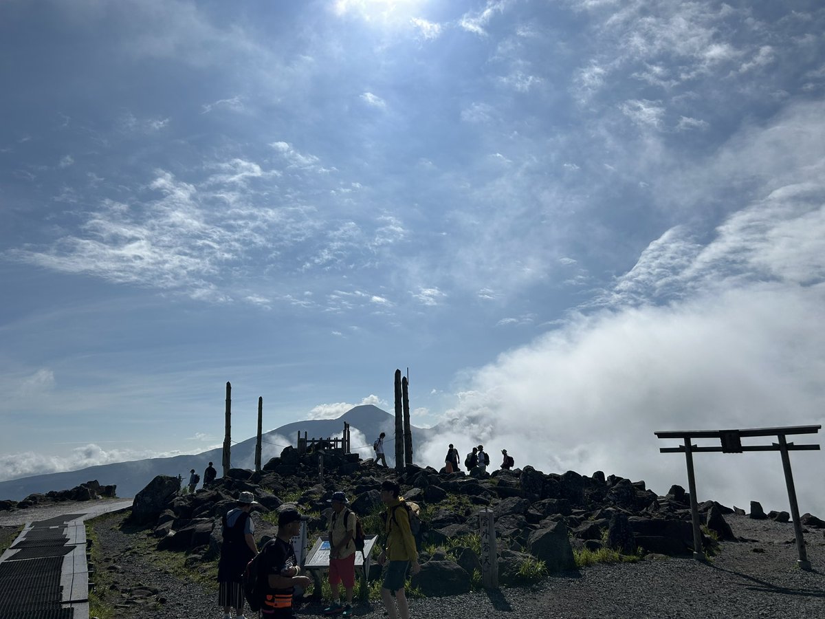 phzimori's tweet photo. 昨日は3位決定戦が2-0になった時点で霧ヶ峰に向かったんだが、車山山頂で御柱越しに蓼科山がいい感じに見えてたしニッコウキスゲをこの規模で咲いてるのは初めて見た。 https://t.co/6nFkYVlPSk