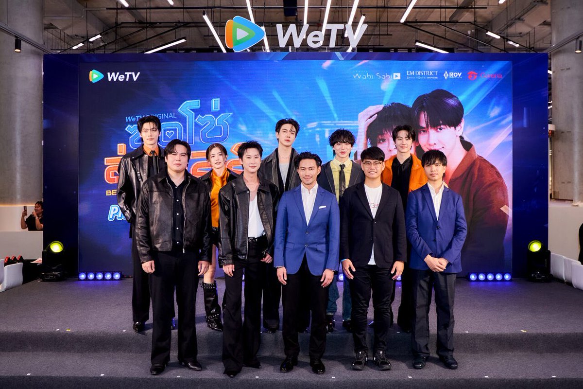 RainbowNewsent's tweet photo. เปิดแมตช์ครั้งสำคัญของวงการคอนเทนต์ไทย WeTV ผนึก Studio Wabi Sabi เปิดตัว “ซอโซ่ล่ามธีร์ Be My Player Two” ซีรีส์วาย E-Sport เรื่องแรกของไทย ผนึกกำลังรัฐ–เอกชนขยายพลังคอนเทนต์ไทย

#ซอโซ่ล่ามธีร์ #BeMyPlayerTwo 
#maxkybas #แม็กกี้บาส
#WeTVth #WeTVOriginal #studiowabisabi
#ซอโซ่ล่ามธีร์ตอนแรกมาแล้ว

เมื่อวันที่ 16 กรกฎาคม 2569 ณ SPHERE GALLERY 2 ชั้น 2 ศูนย์การค้า EMSPHEREWeTV แพลตฟอร์มวิดีโอสตรีมมิงที่รวบรวมสุดยอดความบันเทิงคุณภาพแห่งเอเชีย ร่วมกับ Studio Wabi Sabi บริษัทผู้ผลิตซีรีส์ชั้นนำของไทย จัดงานเปิดตัว WeTV Original “ซอโซ่ล่ามธีร์ Be My Player Two” ซีรีส์วาย E-Sport เรื่องแรกของไทยอย่างยิ่งใหญ่ ท่ามกลางการตอบรับจากสื่อมวลชน อินฟลูเอนเซอร์ แฟนคลับ และคอมมูนิตี้เกมเมอร์ที่เข้าร่วมงานอย่างคับคั่ง สะท้อนความสนใจที่มีต่อผลงานเรื่องนี้ตั้งแต่ก่อนออกอากาศ
 
สร้างปรากฏการณ์ตั้งแต่ EP แรก! WeTV Original “ซอโซ่ล่ามธีร์ Be My Player Two” เปิดตัวอย่างร้อนแรงด้วยกระแสตอบรับที่เกินความคาดหมาย ส่งให้แฮชแท็ก #ซอโซ่ล่ามธีร์ตอนแรกมาแล้วพุ่งทะยานครอง อันดับ 1 บนแพลตฟอร์ม X ประเทศไทย พร้อมติดเทรนด์ในหลายประเทศทั่วโลก สะท้อนพลังของแฟนซีรีส์และคอมมูนิตี้เกมเมอร์ที่ร่วมกันผลักดันให้ซีรีส์กลายเป็นหนึ่งในผลงานที่ถูกพูดถึงมากที่สุดตั้งแต่วันแรกของการออกอากาศ พร้อมประกาศศักยภาพของคอนเทนต์ไทยและยกระดับซีรีส์วายแนว E-Sport สู่สายตาผู้ชมทั่วโลก ตอกย้ำความสำเร็จของอีกหนึ่ง WeTV Original ที่สร้างแรงสั่นสะเทือนให้กับวงการบันเทิงไทยตั้งแต่เปิดตัว
 
การเปิดตัวครั้งนี้นับเป็นอีกหนึ่งหมุดหมายสำคัญของวงการคอนเทนต์ไทย กับการนำเสนอซีรีส์วาย E-Sport เรื่องแรกของไทย ที่ผสานเสน่ห์ของซีรีส์วายเข้ากับโลกแห่งการแข่งขัน E-Sport ได้อย่างสดใหม่และลงตัว ตอกย้ำวิสัยทัศน์ของ WeTV ในการสร้างสรรค์และยกระดับคอนเทนต์ไทย พร้อมขยายฐานผู้ชมให้ครอบคลุมทั้งกลุ่มแฟนซีรีส์ แฟนคลับ และคอมมูนิตี้เกมเมอร์ 
 
กดปุ่มสตาร์ทเปิดฉากงานอย่างยิ่งใหญ่ด้วยการเดินพรมใจกลางกรุงเทพฯ นำโดย คุณณัฐพร รุ่งขจรกลิ่น ผู้จัดการ WeTV ประจำประเทศไทย และ คุณศิวัจน์ สวัสดิ์มณีกุล ประธานบริษัท สตูดิโอ วาบิ ซาบิ จำกัด พร้อมด้วยอินฟลูเอนเซอร์ชื่อดังจากวงการ RoV ได้แก่ คิวคิวคนเลี้ยงหมี, JAI RAW ใจร้าว และ Aleister Everyday ก่อนเข้าสู่ช่วงเวลาที่แฟน ๆ รอคอย กับการเปิดตัวทีมนักแสดงจากซีรีส์ นำโดย แม็กกี้ รชต พิเชฐโชติ, บาส หัสณัฐ พินิวัตร์, เจ๋ง โชติพัฒน์ สุทัศนทรวง, กันเนอร์ ณัฐสกรรจ์ ไชยโรจน์, มีน วิชญาพร จิรเวชสุนทรกุล, นิวตั้น ไวยากรณ์ วงค์ขาแก้ว, ยูโร วรัชต์ธิปต์ กิตติสิริไพศาล, เบน เบนจามิน กรีนเวลล์, ไจ๋ สรธร เฉลิมลาภสมบัติ และ เขตต์ ธนพล หทัยเดชะดุษฎี ท่ามกลางเสียงต้อนรับจากแฟน ๆ ที่ดังกึกก้องทั่วพื้นที่ 
 
อีกหนึ่งหัวใจสำคัญของงาน คือการรวมพลังจากพันธมิตรชั้นนำหลากหลายภาคส่วน เพื่อร่วมผลักดัน WeTV Original “ซอโซ่ล่ามธีร์ Be My Player Two” ให้เป็นมากกว่าซีรีส์ และสะท้อนศักยภาพของคอนเทนต์ไทยในมิติใหม่ โดยภายในงานได้รับเกียรติจาก คุณณัฐพร รุ่งขจรกลิ่น ผู้จัดการ WeTV ประจำประเทศไทย, คุณศิวัจน์ สวัสดิ์มณีกุล ประธานบริษัท สตูดิโอ วาบิ ซาบิ จำกัด, คุณพชรพล ชัฎอนันต์ ผู้ช่วยผู้จัดการฝ่ายปฏิบัติการ การีนา ออนไลน์ (ประเทศไทย) จำกัด และโปรดิวเซอร์เกม Arena of Valor, คุณณัฐนนท์ ขีดดี ผู้กำกับซีรีส์, คุณทัตพงศ์ สิริภัทรวณิช โปรดิวเซอร์แพลตฟอร์ม WeTV Thailand, คุณทัชระ ล่องประเสริฐ Country General Manager, Sony Music Publishing Thailand, คุณประทีป สิริอิสสระนันท์ Music Producer พร้อมด้วยทีมนักแสดง ร่วมพูดคุยถึงจุดเริ่มต้นของโปรเจกต์และเบื้องหลังความร่วมมือครั้งสำคัญ 
 
โปรเจกต์นี้ยังได้รับความร่วมมือจากพันธมิตรทั้งภาครัฐและภาคเอกชน ไม่ว่าจะเป็น การีนา ออนไลน์ (ประเทศไทย) จำกัด ผู้ให้บริการเกม Arena of Valor หรือ RoV เกม MOBA บนมือถือยอดนิยมของประเทศไทย ที่ร่วมสนับสนุนด้านเนื้อหาและการถ่ายทำในส่วนของ E-Sport เพื่อถ่ายทอดบรรยากาศการแข่งขันได้อย่างสมจริง พร้อมต่อยอดความร่วมมือด้านการประชาสัมพันธ์ เพื่อเชื่อมโลกของซีรีส์และ E-Sport เข้าด้วยกัน, Sony Music Publishing Thailand ผู้นำด้านการบริหารลิขสิทธิ์เพลงระดับโลก ได้มาร่วมสร้างสรรค์และพัฒนาเพลงประกอบซีรีส์จนออกมาเป็นเพลง “BIRTHDAY BUT WITH ME” ที่ถ่ายทอดเรื่องราวของซีรีส์อย่างลงตัว และกระทรวงพาณิชย์ ที่เข้ามามีส่วนร่วมในการสนับสนุนและต่อยอดศักยภาพของคอนเทนต์ไทยสู่สายตาผู้ชมในระดับสากล