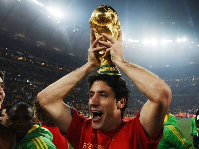 MadridSports_'s tweet photo. BRUTAL ESTO:

Capdevila, campeón con España en 2010, enterró una moneda en el césped antes del inicio del partido ante Países Bajos.

Ayer le pidió a CUCURELLA, también lateral izquierdo, que hiciera lo mismo ante Argentina. Cumplió... y España ganó

https://t.co/lWZ8UsPmQv https://t.co/5I138wJX0v