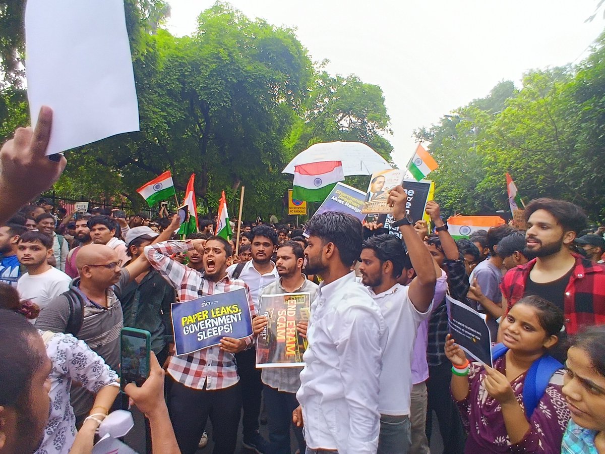 sioindia's tweet photo. SIO of India’s national leadership, along with its cadre, gathered at Jantar Mantar in solidarity with the Parliament March called to protest the Union government’s policies and actions in the education sector.

It is deeply shameful that the Delhi Police resorted to lathi-charge and tear gas to disperse peacefully protesting students. Several students were injured in the police action, while many others were arbitrarily detained.

We strongly condemn this blatant display of state high-handedness. At a time when Parliament is in session, the entire nation is witnessing how this government is responding to the legitimate democratic demands of thousands of students - with force, intimidation, and repression instead of dialogue and accountability.

We stand in unwavering solidarity with every student who has taken to the streets in defence of education. We demand the immediate release of all detained students, accountability for the police violence, and a sincere engagement with the concerns raised by the students.

#NEET