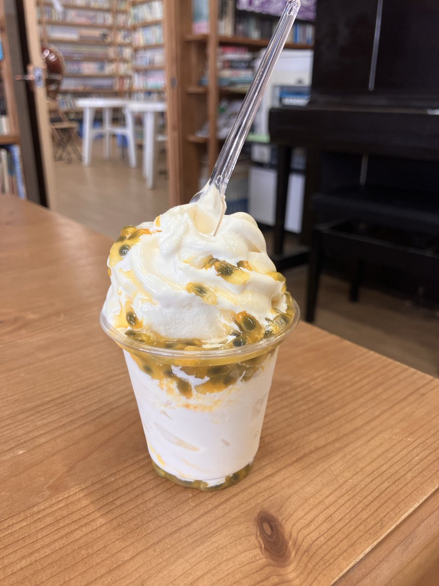workcationdog's tweet photo. ムロアジの竜田揚げ定食。デザートはソフトクリームに生パッショントッピング。

美味しいランチタイム。幸せ。 https://t.co/zoZiX0lJKn