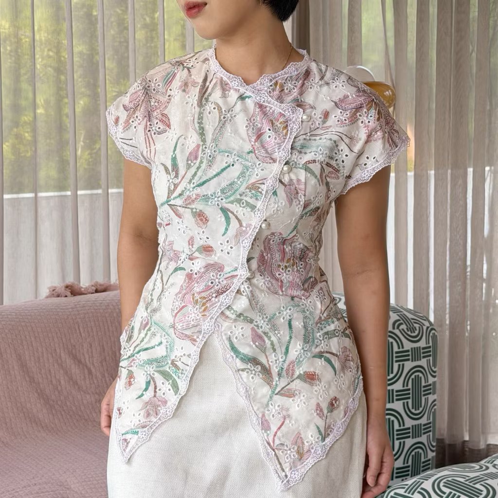 haulgirls's tweet photo. Bener bener kebaya yang selama ini aku cari! dari motif sampai warnanya bener bener cantikk elegant🥺🫶🏻 https://t.co/1bPx2G2SXa