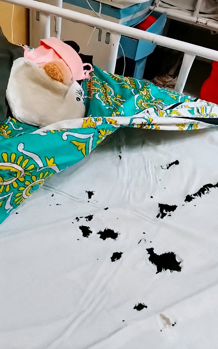 sholard_mancity's tweet photo. 🚨TROUBLING: A Kenyan has shared a video from Mwatate Sub-County Hospital showing patients sleeping on torn mattresses with ripped bed sheets. She also claims patients are asked to wash the bed sheets themselves in the morning.

She then asks why Kenyans should chant "Tutam" for the Ruto government.

This is heartbreaking. Healthcare may be a devolved function, but the national government also has a responsibility for health policy and oversight.

Kenyans deserve dignity when seeking treatment, not conditions like these.

Ruto must go. The county leadership must also be held accountable. This level of neglect is unacceptable.

Video on the right