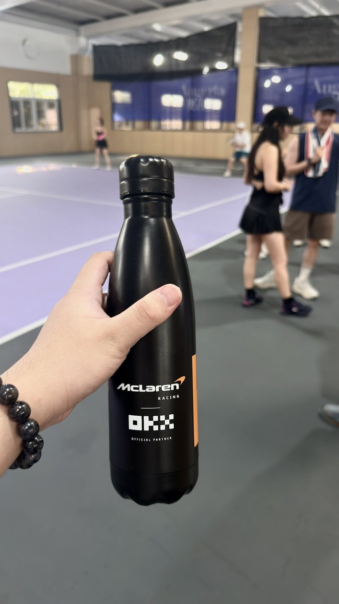 BitcoinLe888's tweet photo. 办的第二届网球比赛🎾
这次大家玩的也都很开心，特别喜欢OK的周边，设计很好看！

这次还加入了迈凯伦🏎️周边，作为参赛奖品。比赛开始前一周，临时从迈凯伦英国总部那边申请的周边，到比赛开始前，刚好收到快递哈哈😄 原以为有可能会赶不上呢

迈凯伦周边帮了我大忙哈哈，大家一听说OK是迈凯伦的顶级赞助商，品牌形象直接拉满。都问OK是一家什么公司，可以在OK平台上做些什么，他们有些对OK刚上线的美股现货很感兴趣，我就在旁边教他们入坑嘻嘻😁

我挺开心给这些新人朋友们科普这些。从17年上初一就开始玩币了，每次别人一问我币圈的知识，我都浑身的牛劲给他们科普，饭都不想吃的哈哈。

这次真的要特别感谢@Cryptosis9_OKX @mia_okx @ivanokx @linne_OKX 哥哥姐姐们的支持，不然活动也不会这么顺利哈哈