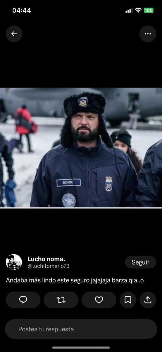 jrueger's tweet photo. @KrAn_Libertario Desconozco que hace a los presidentes vestirse con ropa militar, será que las condiciones meteorológicas lo ameritan. Una parka goretex institucional es mejor que una comercial. El buscar la quinta pata del gato en todo es absurdo. https://t.co/SZl8VgBgxH