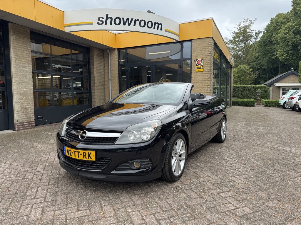 Opeldendungen's tweet photo. 🌟 Tijdens onze vakantie blijft ons aanbod gewoon online te bekijken zoals deze Opel Astra TwinTop 1.8 Cosmo. Een fijne cabrio‑coupé met airco, ideaal voor wie betaalbaar open kan rijden.
155.478 km | 2007 | € 5.949,-
👉 https://t.co/yoxBF80nEs
#opelastra #cabrio #occasion https://t.co/YmuxxoF54p