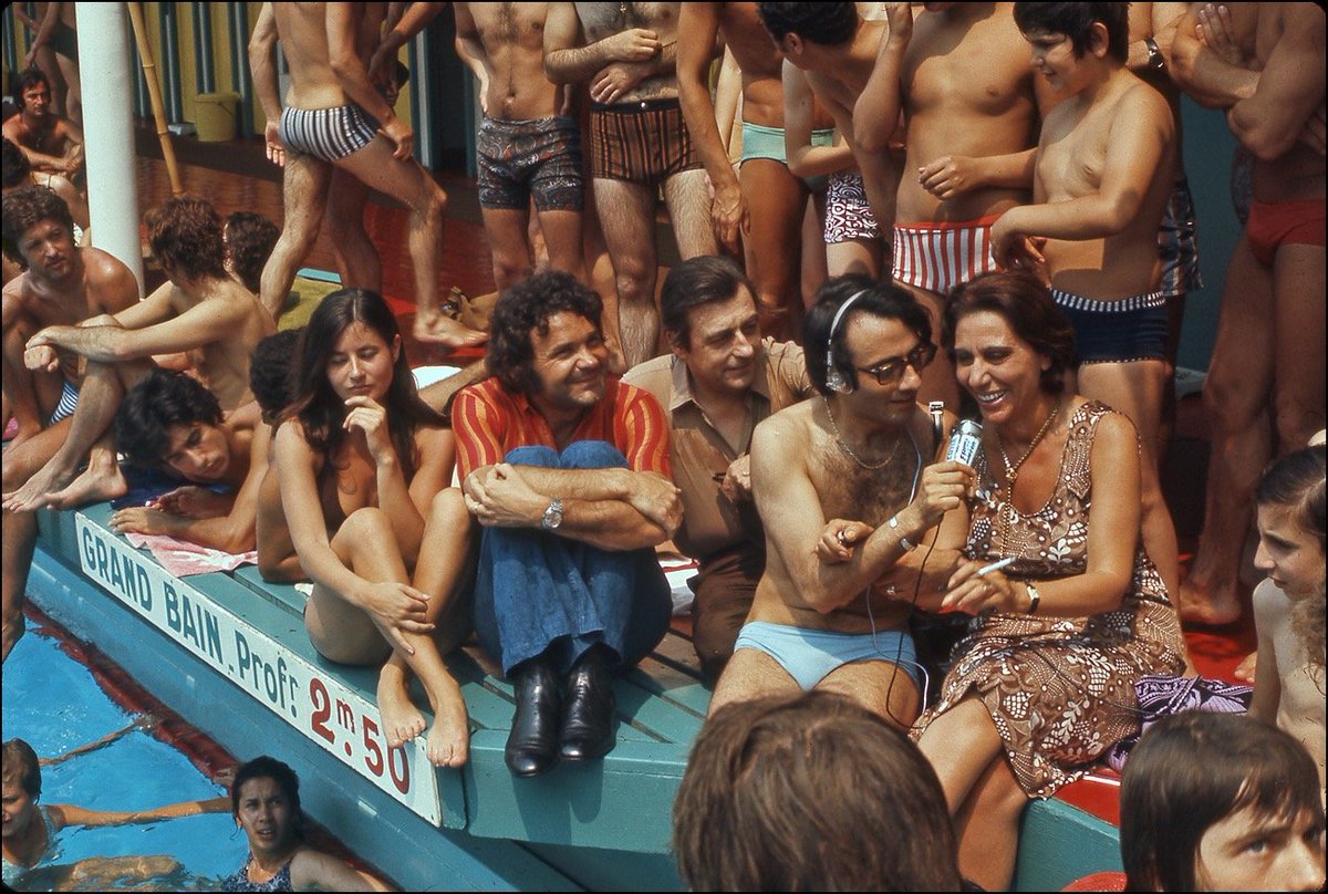 pgalois683's tweet photo. @SchnockRevue Mourousi symbolise les années 70 et une certaine époque comme sur cette photo de la piscine Deligny avec Alice Sapritch, François Perrier ou Pierre Perret. Il est avec Polac l’une des victimes de la Bouiguisation de TF1, TF1 des années 75/85 n’a rien à voir avec celui d’après. https://t.co/QaVshLnQEf
