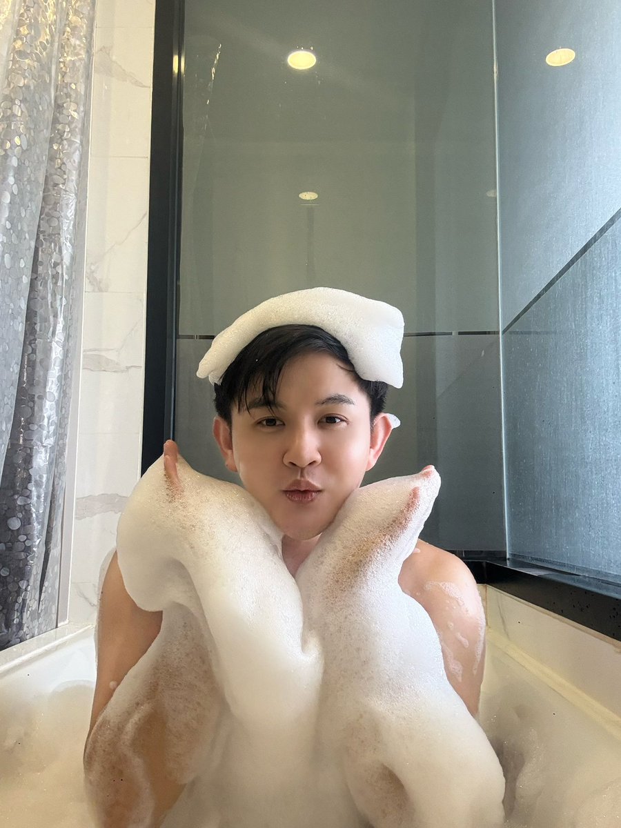 prapunphop's tweet photo. お互いに抱き合う#japan https://t.co/7WN8khn8e1