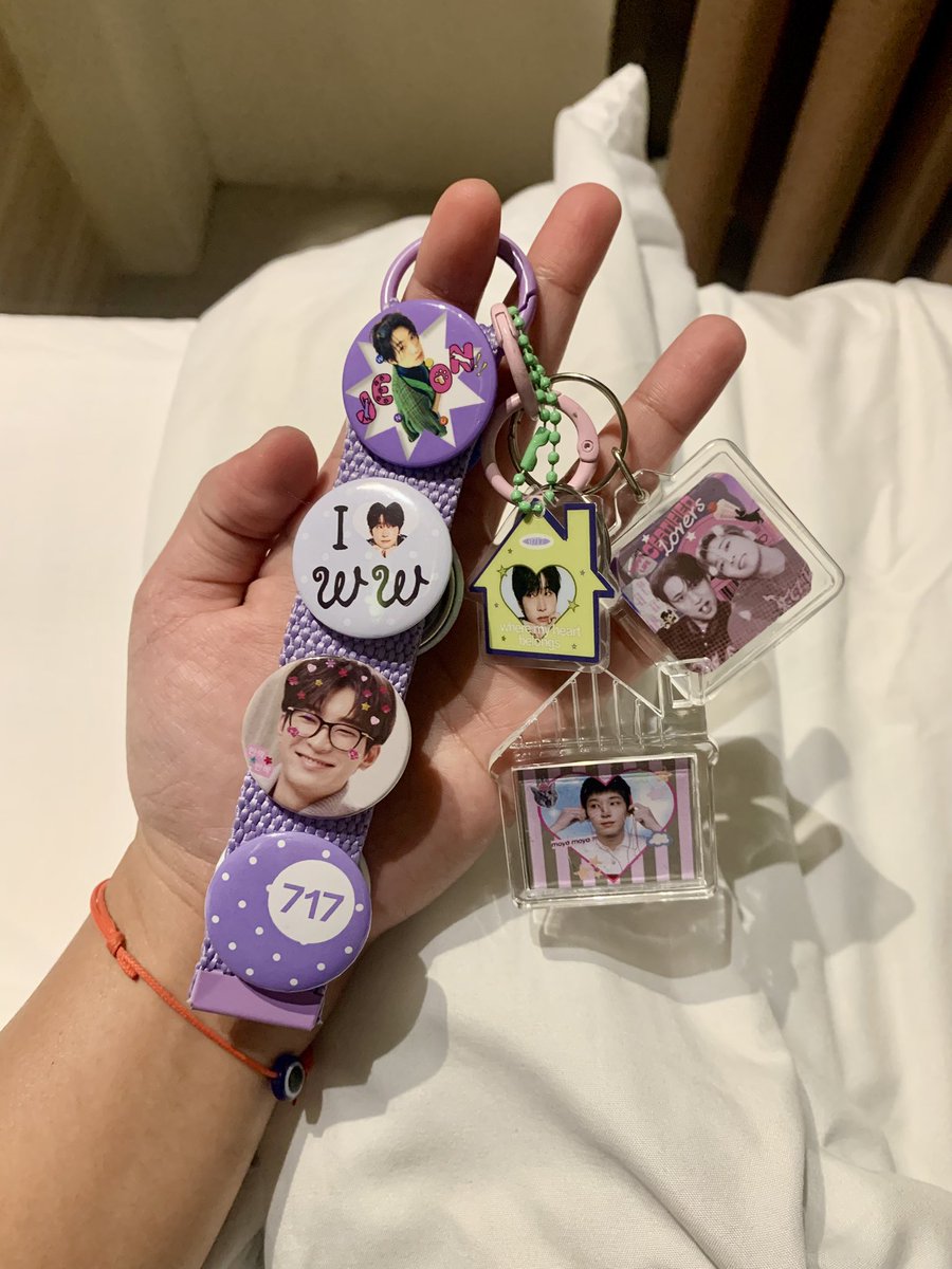jeonjujujum's tweet photo. as a *severe* button pin enjoyer super happy ako sa pins freebs ko from sat! thank you all so much and gaganda nilang lahat i-pipin ko sila sa lahat ng bag na meron ako haha 🥹🎀😅🫶🏻

cant tag everywon but thank u alll
@fuchsiaca @bloomnwoo @wonppie ✨✨✨✨ https://t.co/V4NcMd9y6Z
