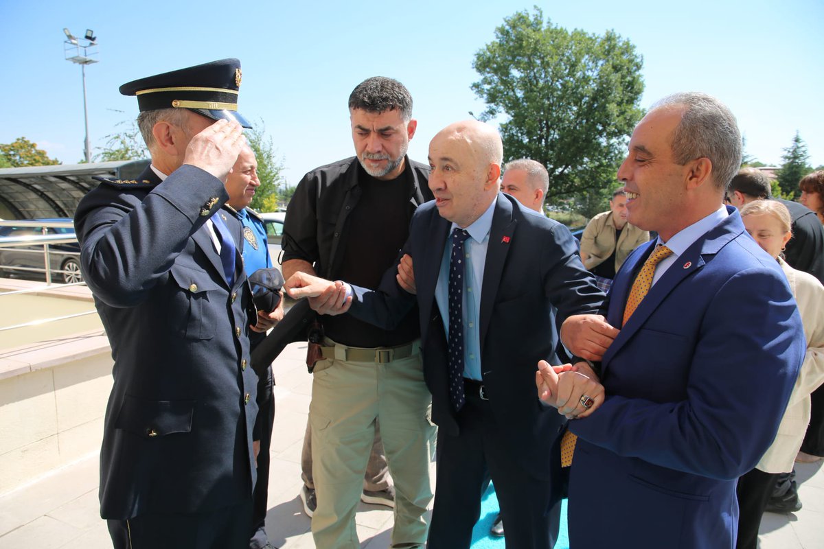t_aslanresmi's tweet photo. 15 Temmuz Demokrasi ve Milli Birlik Günü münasebetiyle hazırlanan programlara katılmak üzere bulunduğumuz Afyonkarahisar’da, İl Emniyet Müdürlüğümüzü ziyaretimizde meslektaşlarımla biraraya geldik.Ağabeyi olarak yıllarca birlikte çalışıp, omuz omuza mücadele ettiğimiz kardeşim, https://t.co/vo65c3oqaE
