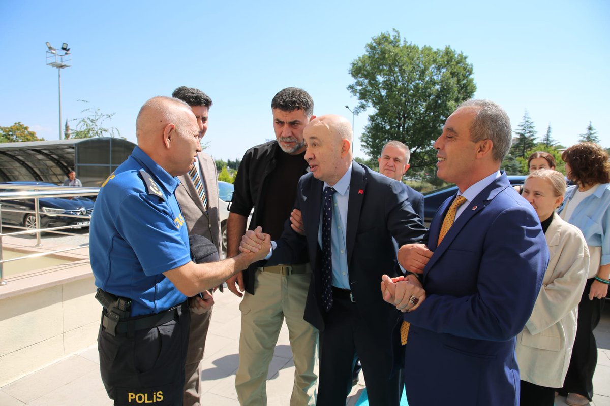 t_aslanresmi's tweet photo. 15 Temmuz Demokrasi ve Milli Birlik Günü münasebetiyle hazırlanan programlara katılmak üzere bulunduğumuz Afyonkarahisar’da, İl Emniyet Müdürlüğümüzü ziyaretimizde meslektaşlarımla biraraya geldik.Ağabeyi olarak yıllarca birlikte çalışıp, omuz omuza mücadele ettiğimiz kardeşim, https://t.co/vo65c3oqaE