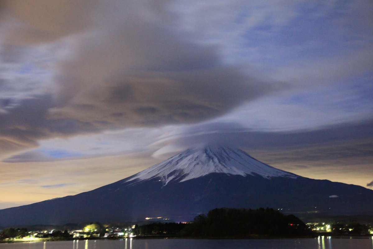 kobetaro7's tweet photo. 富士山🗻〜
夜明け前、怪しい雲が、富士山にはスプーンをひっくり返したような雲、こんな夜明けでした。Shot:2015.1 #富士山 #写真 #絶景 #風景 #日本 https://t.co/5542k2a2wD