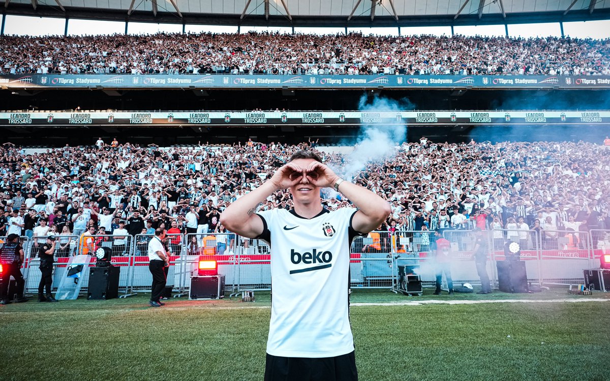 ekgedik1903's tweet photo. İmza töreninde bile SALAH dedik
Salah isminin gölgesinde kaldı
Transfer olurken menajerine rest çekti 
Sol kanadımız yokken 
✅ PL şampiyonu 
✅ ŞL finalisti 
✅ Dünya kupasının en iyi sol kanadı olan 
Trossard aldık 
Nasıl bir şey aldık farkında değiliz hâlâ https://t.co/E6f04V3k3X