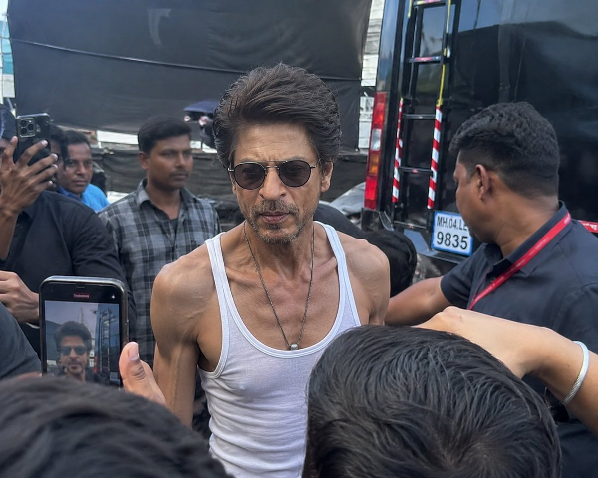 Tushar0528's tweet photo. Meanwhile #SRK set leaked Images without VFX and CGI this is the reason he never appears in front of Media 🤣

And his Fans are Trolling MEGASTAR #SalmanKhan for Reach and Likes with a fake ai generated video 🥱😏 https://t.co/lnOeIoHte1
