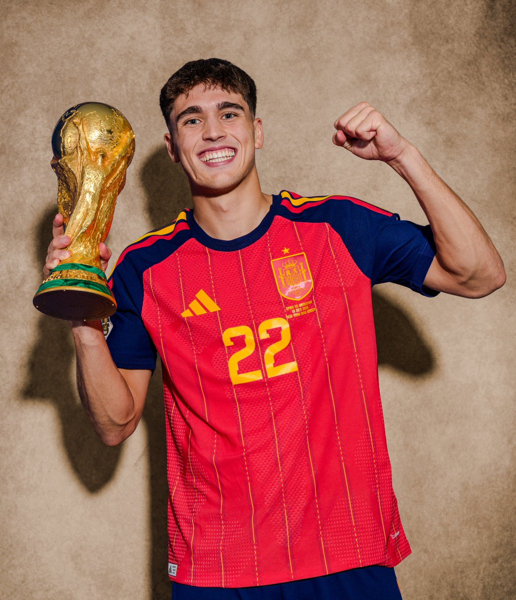 FCBarcelona_es's tweet photo. 💙❤️ Made in La Masia. Desde Estanyol: Pau Cubarsí. 

📸 @FIFAWorldCup https://t.co/sN2TFjNDXK