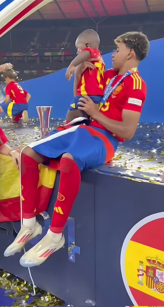 InXameliar's tweet photo. Celebrating with the next generation. Lamine Yamal sharing the trophy with his little brother, Keyne. https://t.co/9IaE5dDkwk