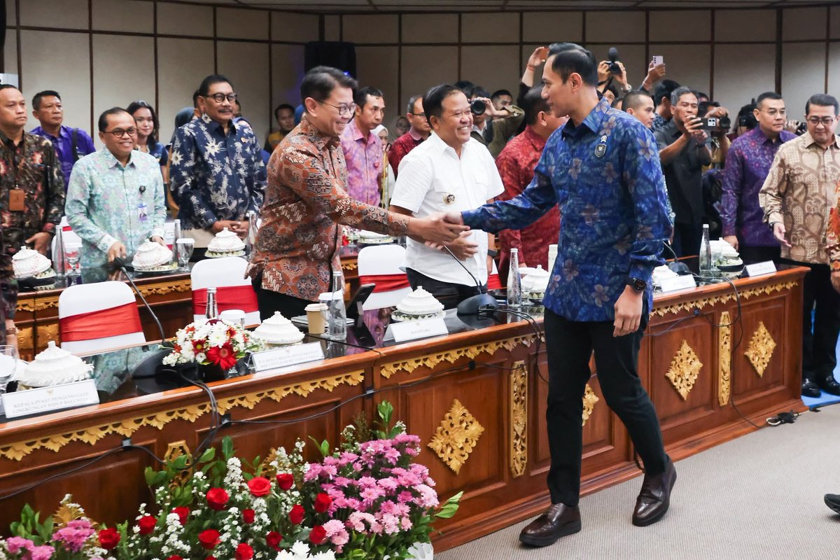 PDemokrat's tweet photo. Rapat koordinasi dihadiri Gubernur Bali Wayan Koster, Menteri PPN/Kepala Bappenas Prof. Rachmat Pambudy, Menteri Pariwisata Widiyanti Putri Wardhana, Menteri Ekonomi Kreatif Teuku Riefky Harsya, Wakil Menteri ATR/BPN Ossy Dermawan, jajaran kementerian terkait, para bupati dan wali kota se-Bali, serta BUMN strategis.