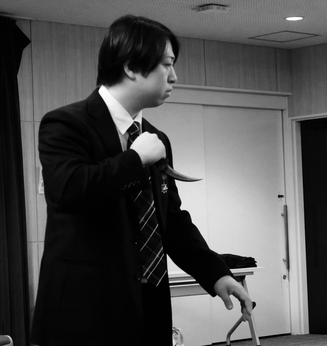 gekidanhibi's tweet photo. (´･Д･)」おじぃの役者紹介

森 耀平(劇団日々)

色白美肌の戦闘民族  「人生で大切な事はだいたいグラップラー刃牙から学んだ」という奇異な理念の持ち主

寡黙な役どころは逆に視線が集まります  刃物のような台詞は会場を地下闘技場に変えてしまうでしょう https://t.co/WLTlRpoOsI