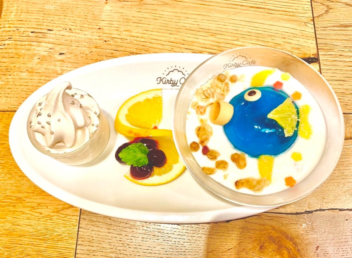 kirby_goodslove's tweet photo. 今日は海の日🌊

海みたいなカービィカフェメニューを集めてみました！ https://t.co/FPWea3dBKz
